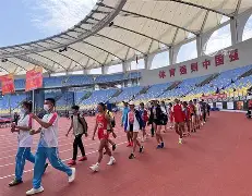 黑白体育- 田径赛场再起风云：岭东风暴队爆冷岭南烈马队，新援首秀制胜经验成为胜负手