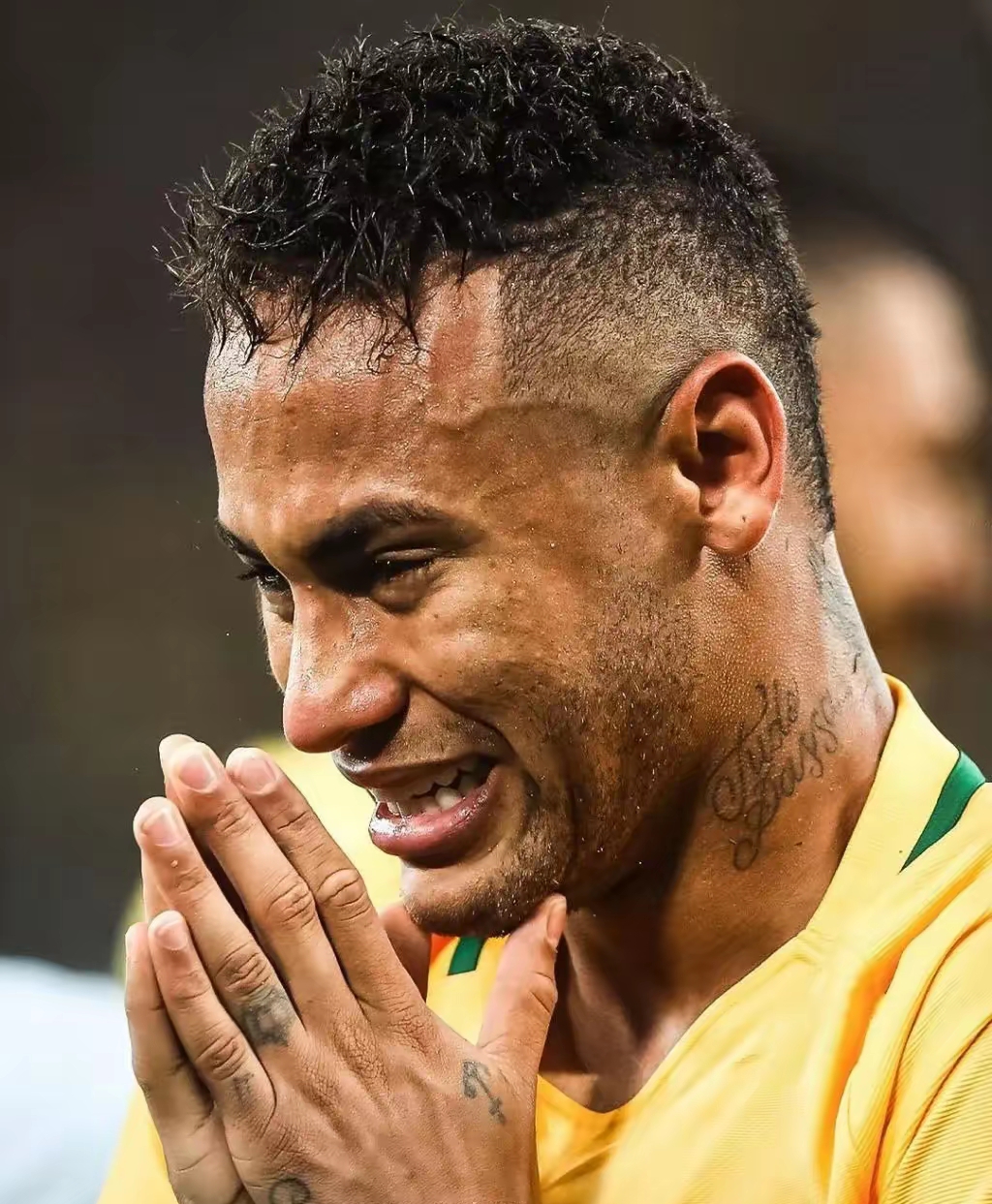 黑白体育-包含内马尔在巴塞罗那比赛中关键助攻，赛况扑朔迷离引发热议！的词条